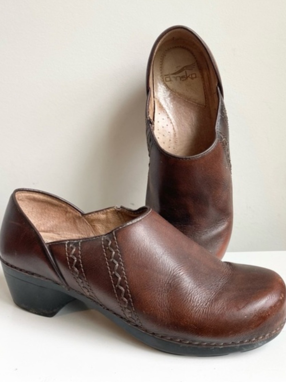 Dansko Sienna clogs are crafted leather distinct size 39 eu women’s 8-8.5